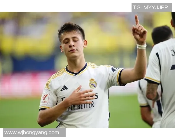 美国足球新星32号球员崛起 领衔球队追求世界荣誉