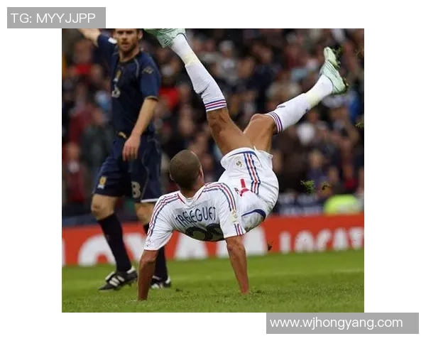 足球球星演绎倒挂金钩经典瞬间回顾 激情飞扬的完美进球时刻